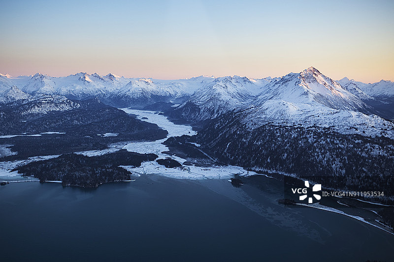 冬季卡切马克湾州立公园雪覆盖的基奈山脉图片素材