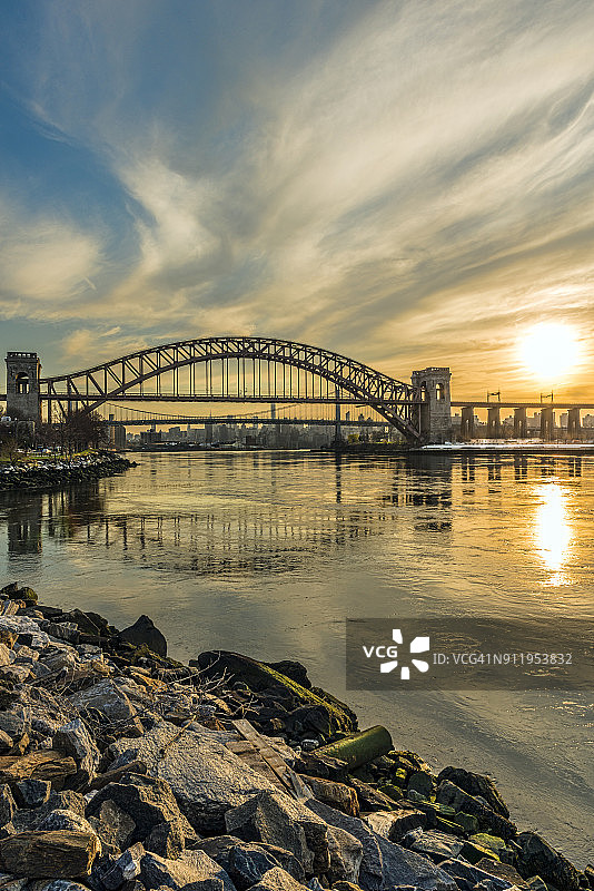 日落时分的地狱门大桥和RFK三区大桥，拉尔夫·德马科公园图片素材