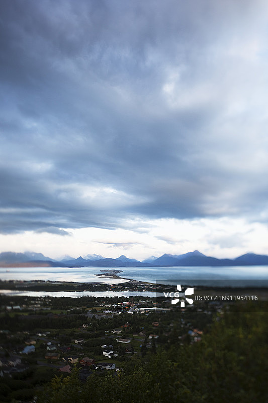 阴天下的荷马岬、卡切马克湾和基奈山脉图片素材