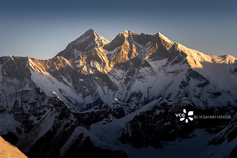 尼泊尔梅拉峰日出时分洛子峰后的珠穆朗玛峰景色图片素材