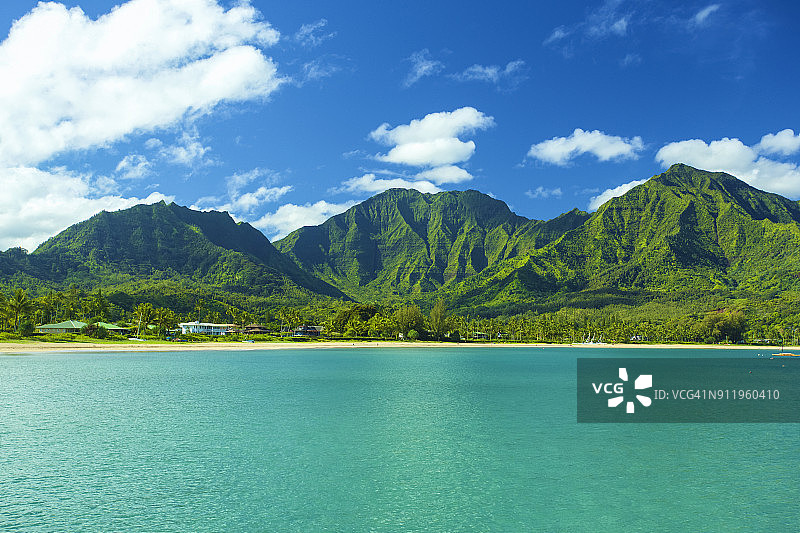 考艾岛碧绿的海水和崎岖的青山图片素材