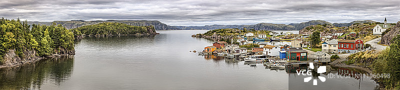 大西洋海岸边色彩鲜艳棚屋渔村图片素材