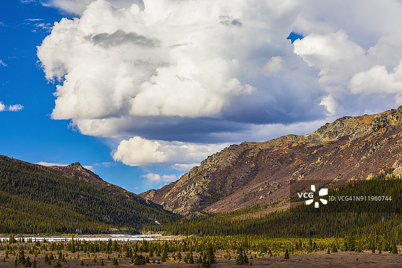 春季德纳里国家公园特克拉尼卡河上的午后云彩图片素材