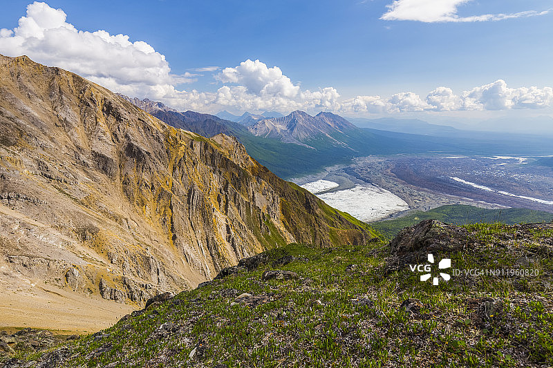 从兰格尔-圣伊莱亚斯国家公园 Donoho 峰顶俯瞰 Root 冰川和 Kennicott 冰川交汇处图片素材