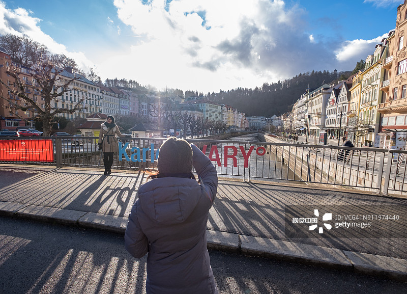 捷克卡罗维发利温泉小镇特普拉河沿岸的游客图片素材