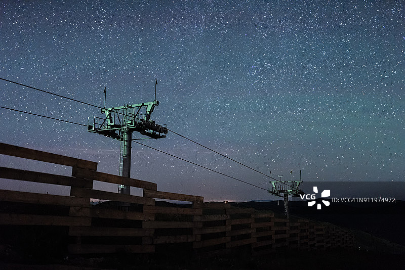 夜晚天空下的电线杆剪影图片素材