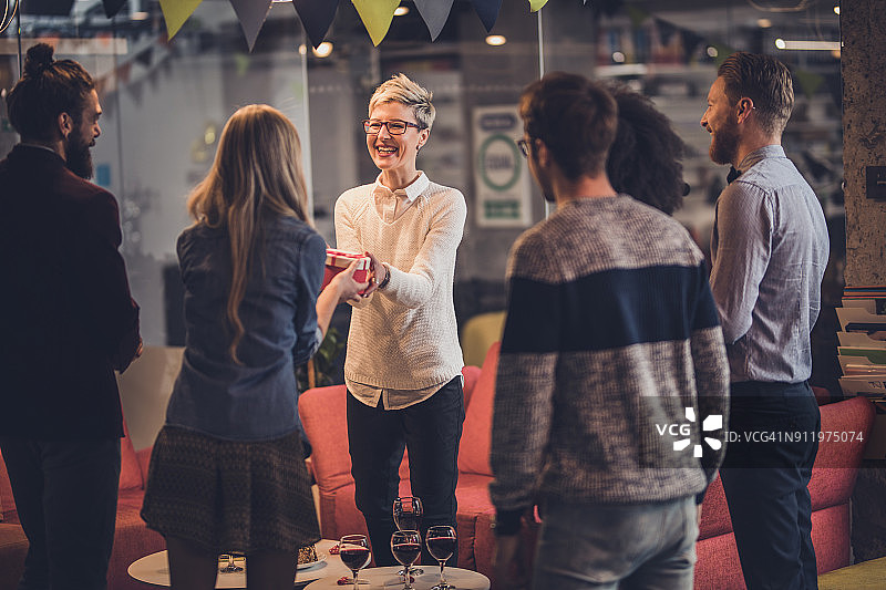 感谢您的生日礼物，欢迎参加我的派对！图片素材