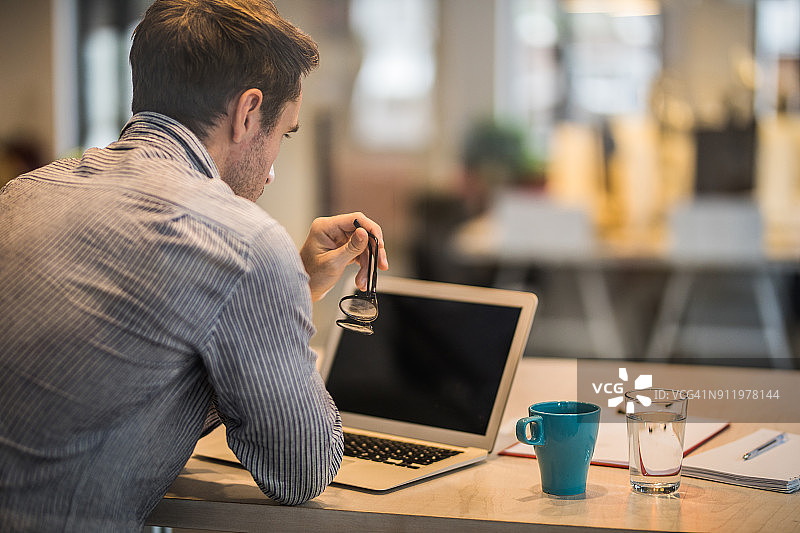 在办公室用笔记本电脑工作！图片素材