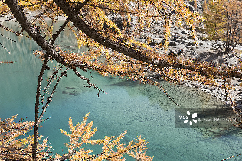 蓝色的湖图片素材