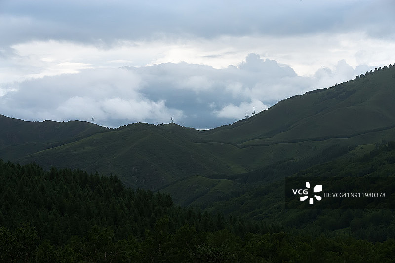 暴雨附近山顶上空的云彩图片素材