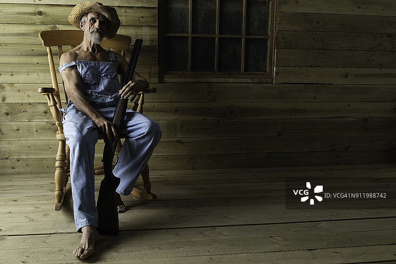 穿着围嘴工装裤和草帽的农民图片素材