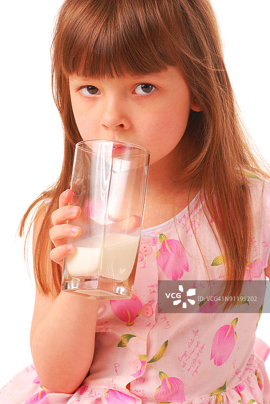 嘴边沾着牛奶的女孩拿着一杯牛奶图片素材