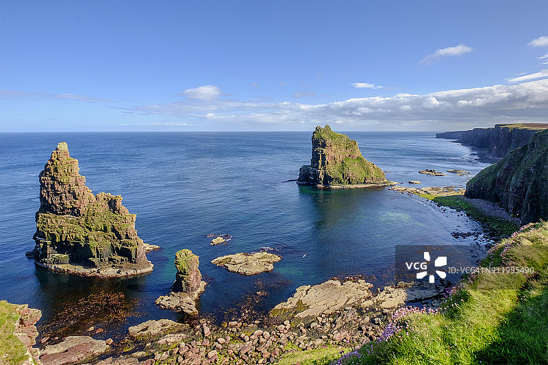邓肯斯比海蚀柱群，从苏格兰高地北海岸邓肯斯比角的悬崖顶小路可见的巨大锯齿状岩石柱图片素材