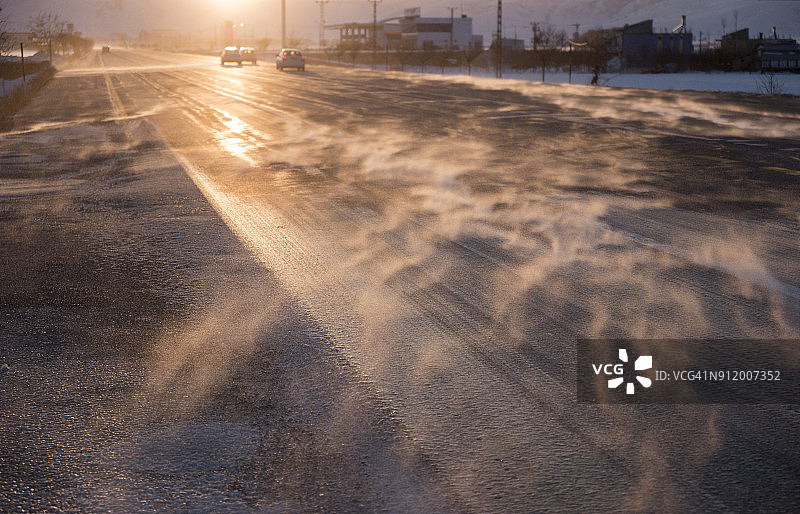 被白雪覆盖的空旷冬季景观道路图片素材