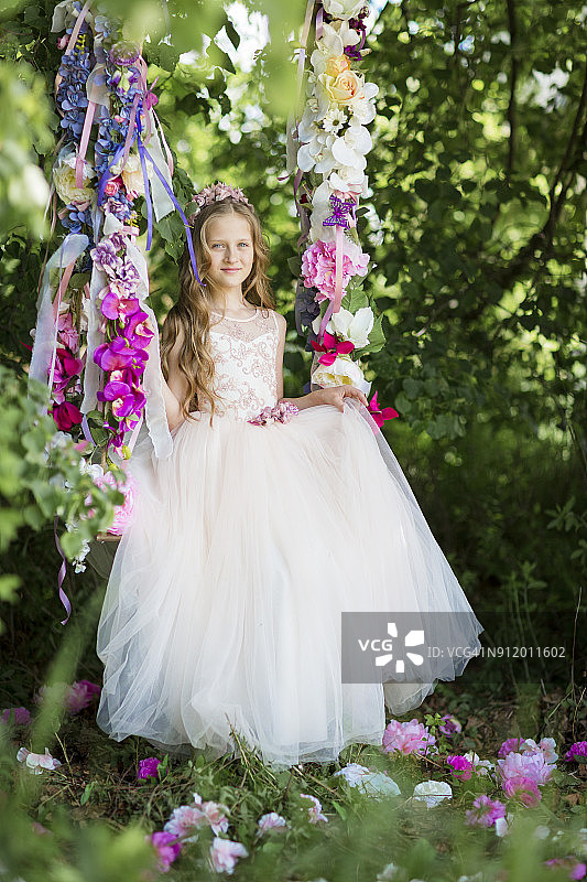 秋千上的灰姑娘图片素材