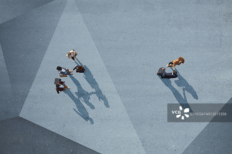 在彩绘沥青上握手的商务人士群体图片素材