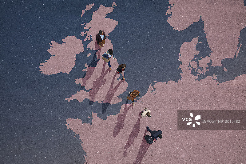 俯视角度拍摄的商务人士走出了绘制在北欧地图上的英国图片素材