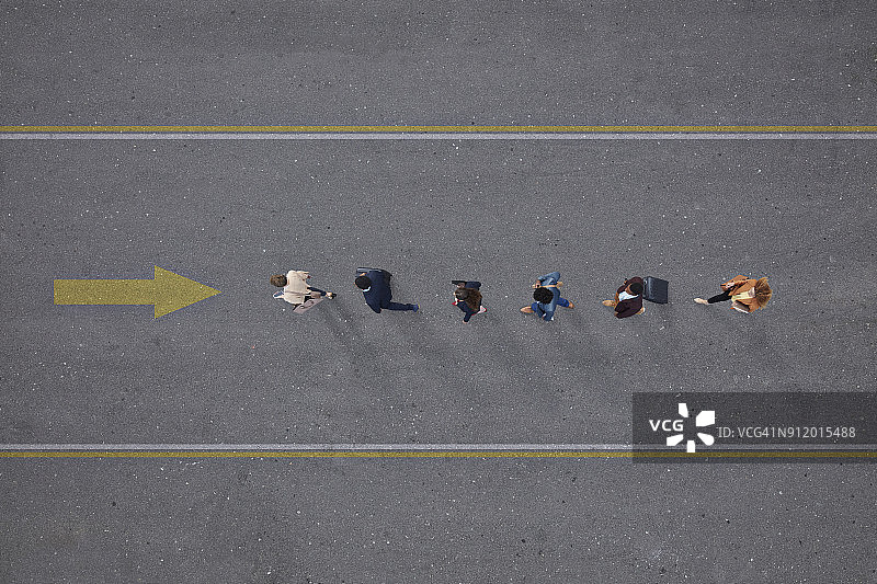 商务人士排队走向指向相反方向的道路箭头图片素材