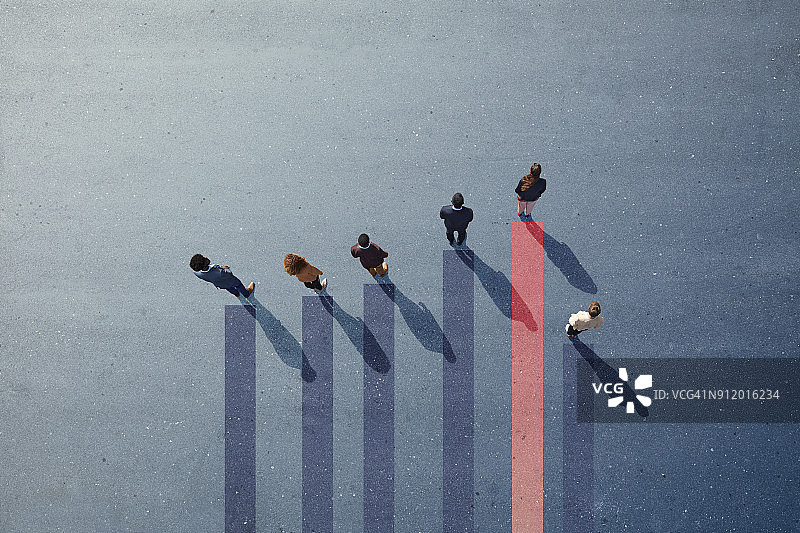 站在沥青路面上绘制的柱状图上的商务人士图片素材