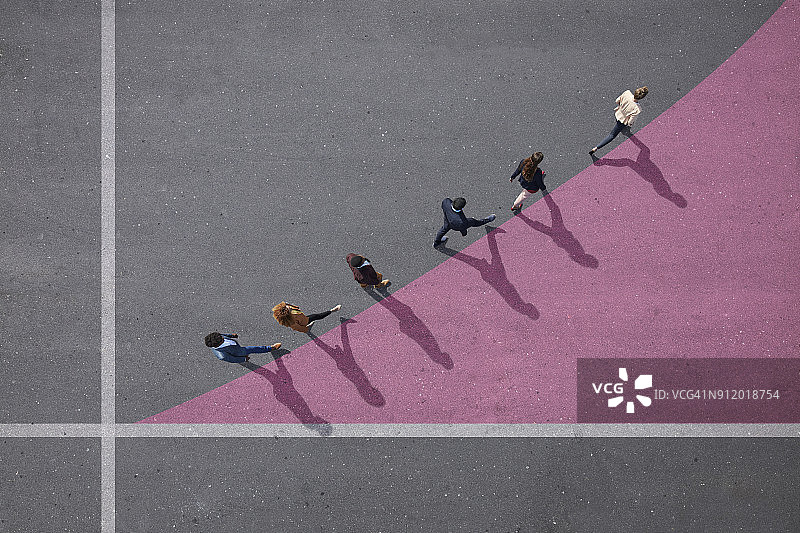 在沥青路面上绘制的上升图上行走的商务人士图片素材