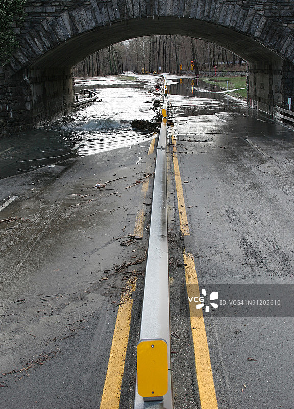 被洪水淹没的高速公路图片素材
