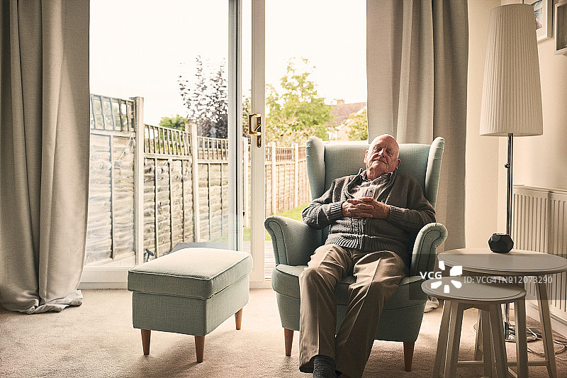 睡在扶手椅上的年长男人图片素材