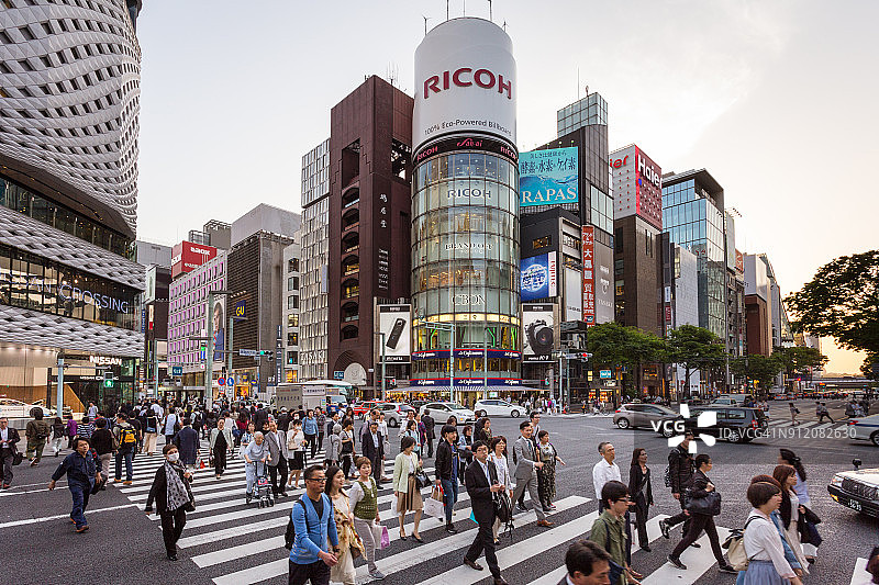 人们走过东京银座著名三丁目路口图片素材