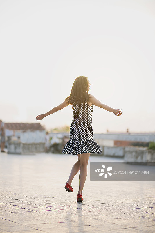 穿上你的红舞鞋跳舞吧图片素材