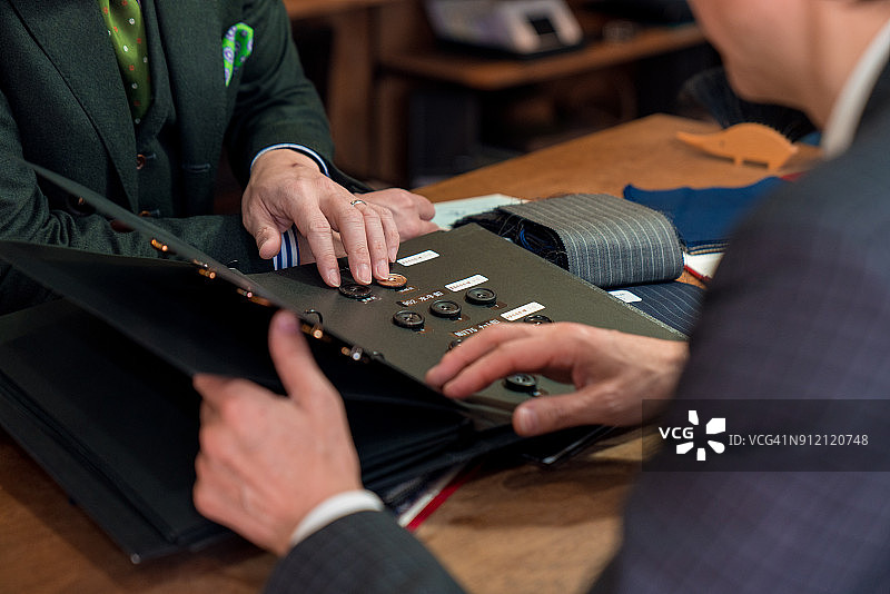 高端裁缝与顾客交谈图片素材