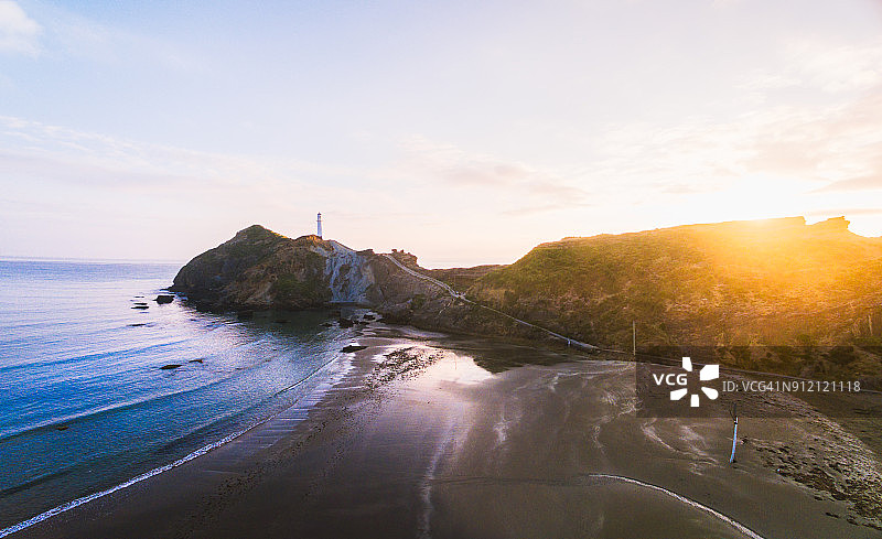 日出背景下的卡斯尔波因特灯塔俯视照片图片素材