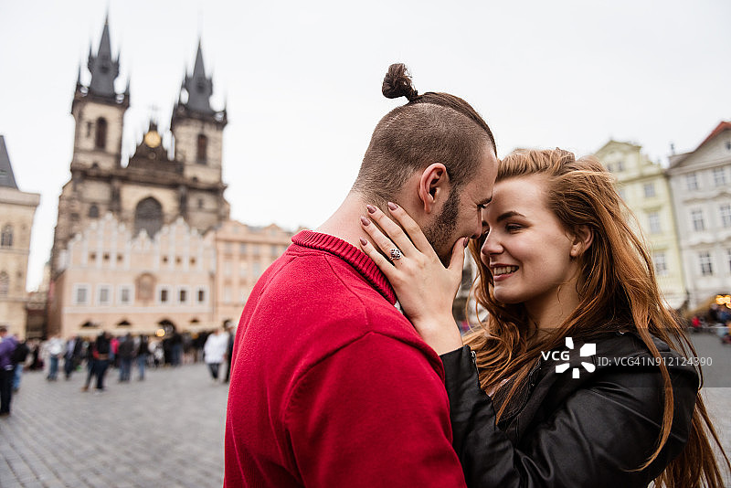 在欧洲布拉格的浪漫情侣图片素材