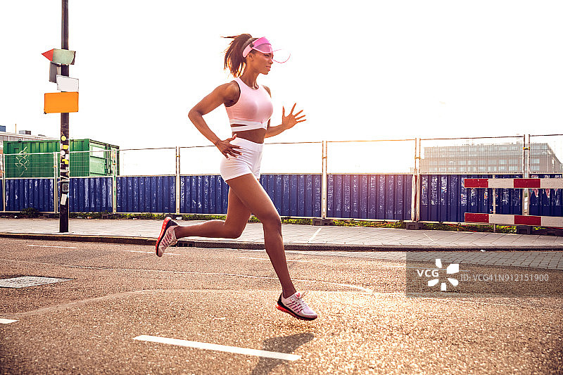 在城市工业区锻炼的健康女人图片素材
