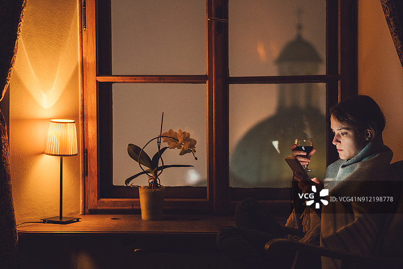 在家放松的女人图片素材