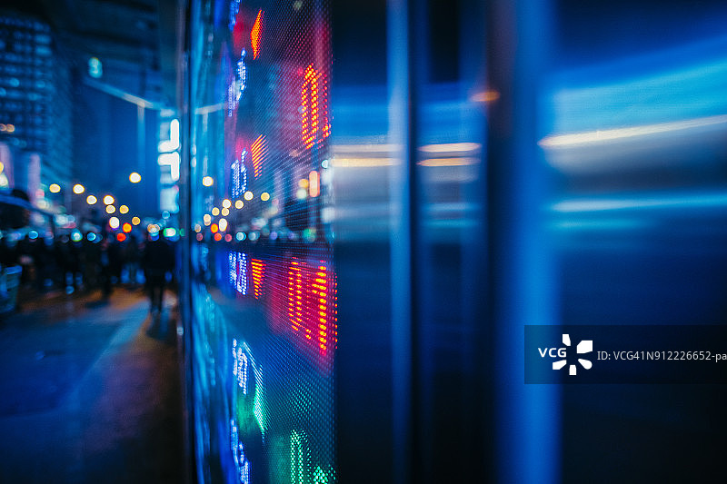 金融股市数字与城市灯光倒影图片素材