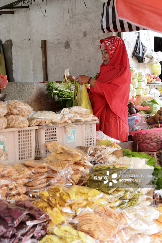 戴着红色头巾的穆斯林商贩图片素材