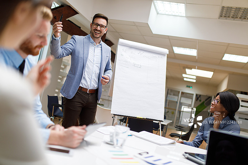 商人在办公室向合作伙伴介绍新项目图片素材
