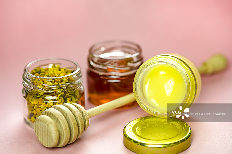 罐中有机蜂花粉、蜂王浆和蜂蜜，蜂花粉颗粒，蜜蜂疗法图片素材