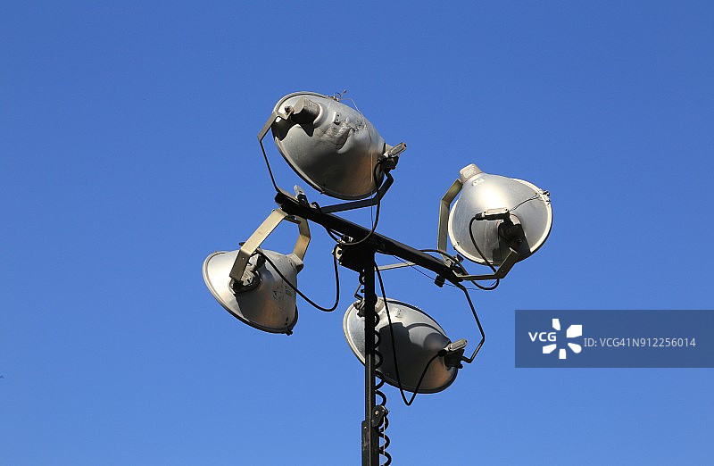高架桅杆上的户外方向照明图片素材