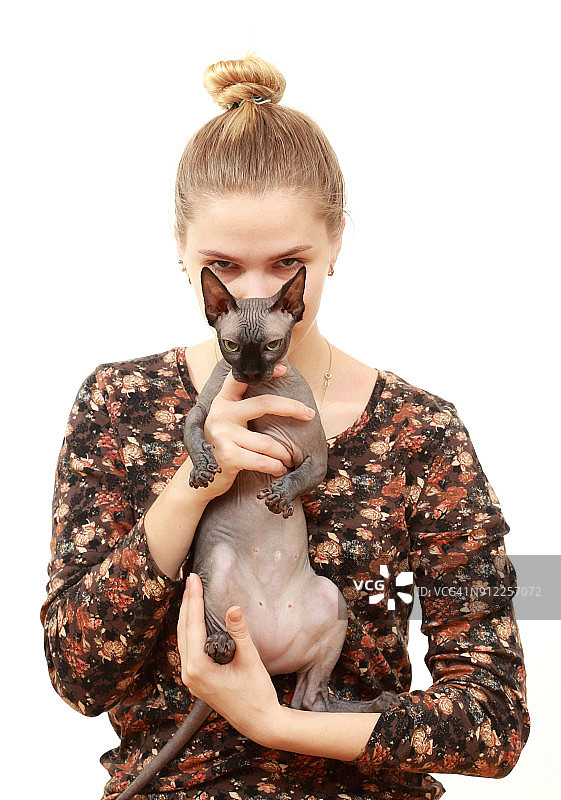 抱着猫的女孩肖像图片素材