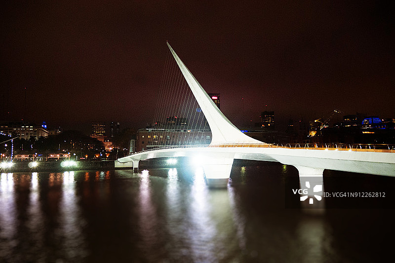 夜晚布宜诺斯艾利斯女人桥图片素材