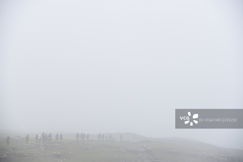 在英国马勒姆湾的一群徒步旅行者图片素材