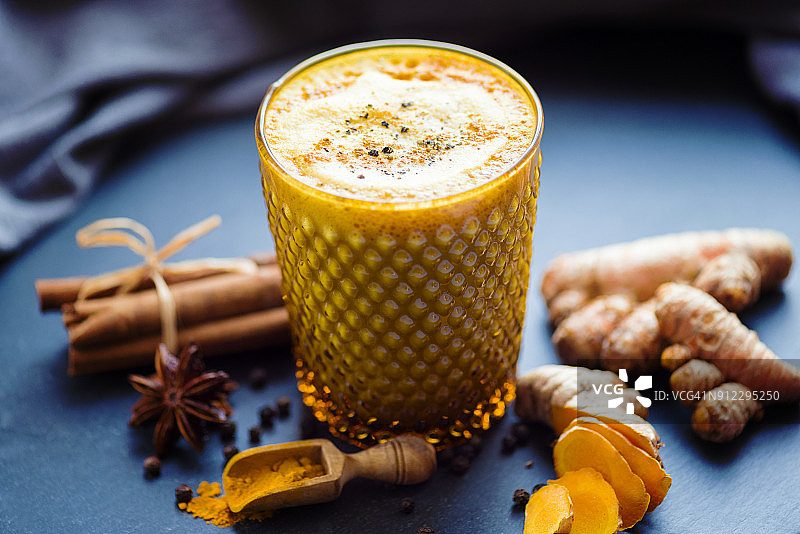 金色牛奶，姜黄拿铁图片素材