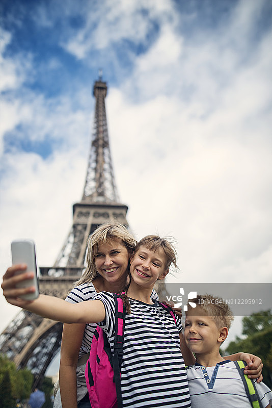 巴黎埃菲尔铁塔前的儿童游客图片素材