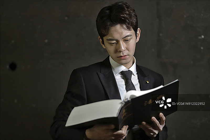 律师阅读法律书籍图片素材