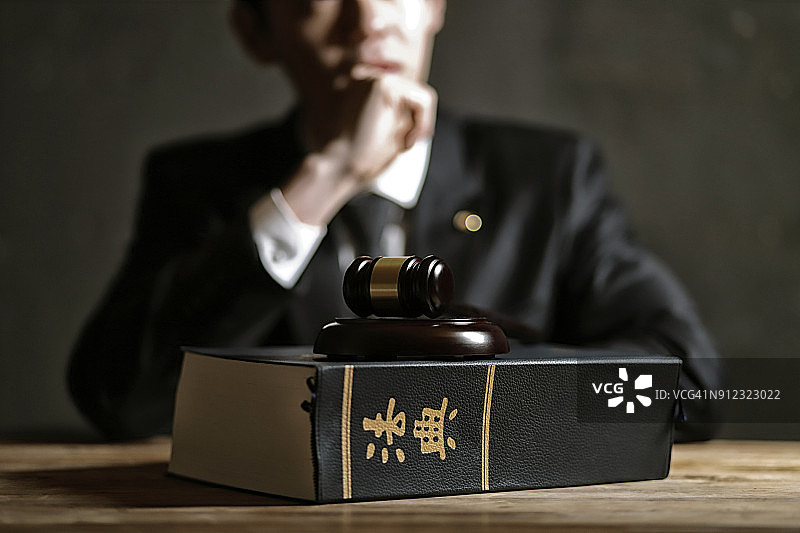 律师面前的法槌和法律书籍图片素材