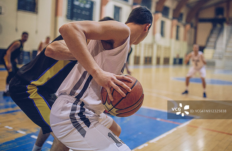 男子篮球对决图片素材