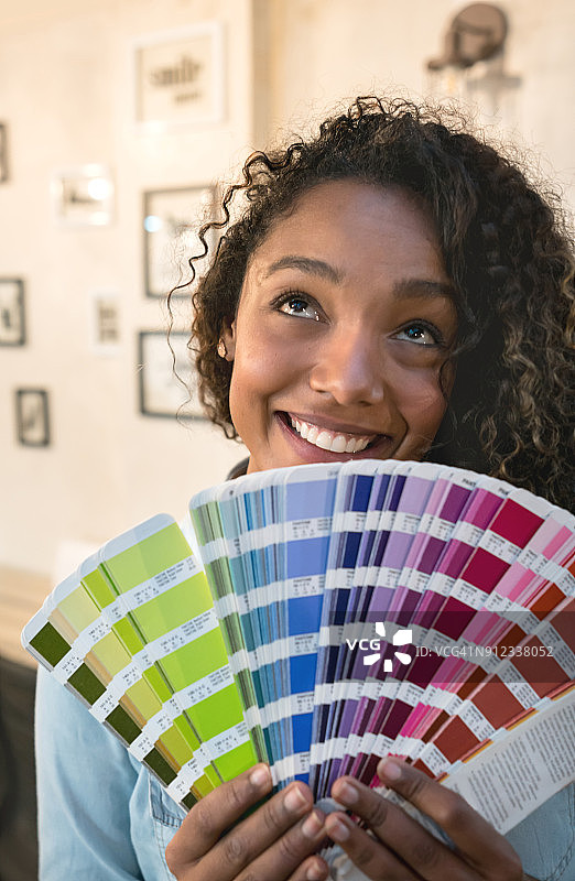 女人装饰房子并手持调色板图片素材