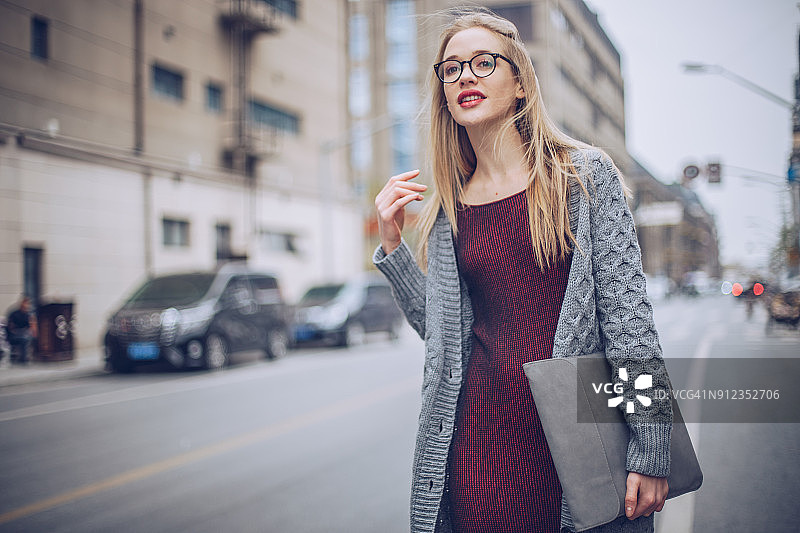 现代金发女郎市中心图片素材