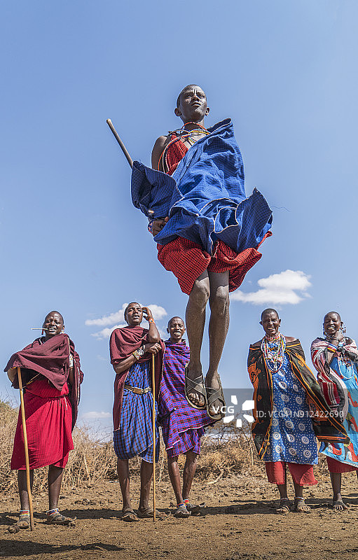 马赛人表演传统舞蹈图片素材