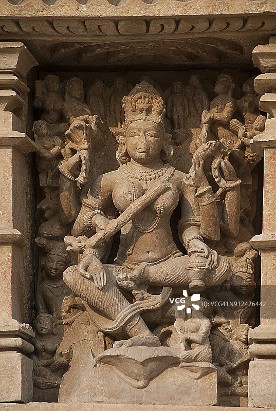 印度克久拉霍著名寺庙墙壁上的雕塑图片素材